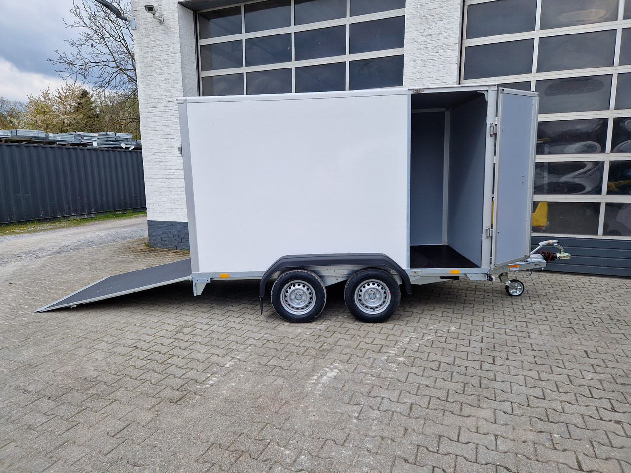 Saris Koffer GO 306 154 180 2000 2 306x154x180cm GFK weiss Seitentür Auffahrklappe (M) 2000kg 2023 - Caja cerrada remolque: foto 2 Saris Koffer GO 306 154 180 2000 2 306x154x180cm GFK weiss Seitentür Auffahrklappe (M) 2000kg 2023 - Caja cerrada remolque: foto 2
