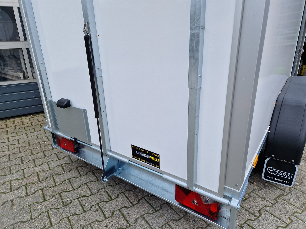 Saris Koffer GO 306 154 180 2000 2 306x154x180cm GFK weiss Seitentür Auffahrklappe (M) 2000kg 2023 - Caja cerrada remolque: foto 5 Saris Koffer GO 306 154 180 2000 2 306x154x180cm GFK weiss Seitentür Auffahrklappe (M) 2000kg 2023 - Caja cerrada remolque: foto 5