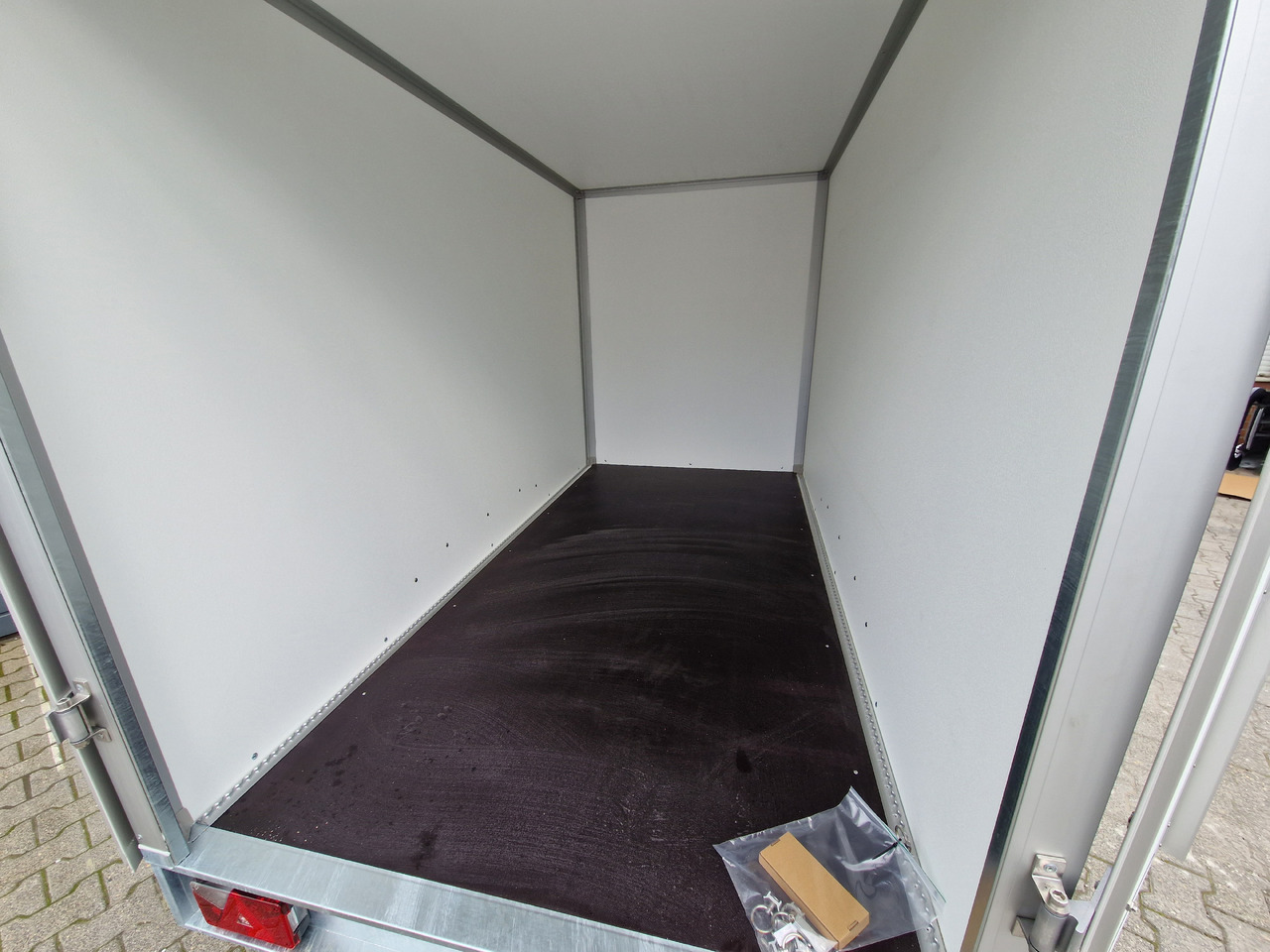 Saris Koffer GO 306 154 180 2700 2 306x154x180cm GFK grau (M) 2700kg Modell 2024 - Caja cerrada remolque: foto 3 Saris Koffer GO 306 154 180 2700 2 306x154x180cm GFK grau (M) 2700kg Modell 2024 - Caja cerrada remolque: foto 3