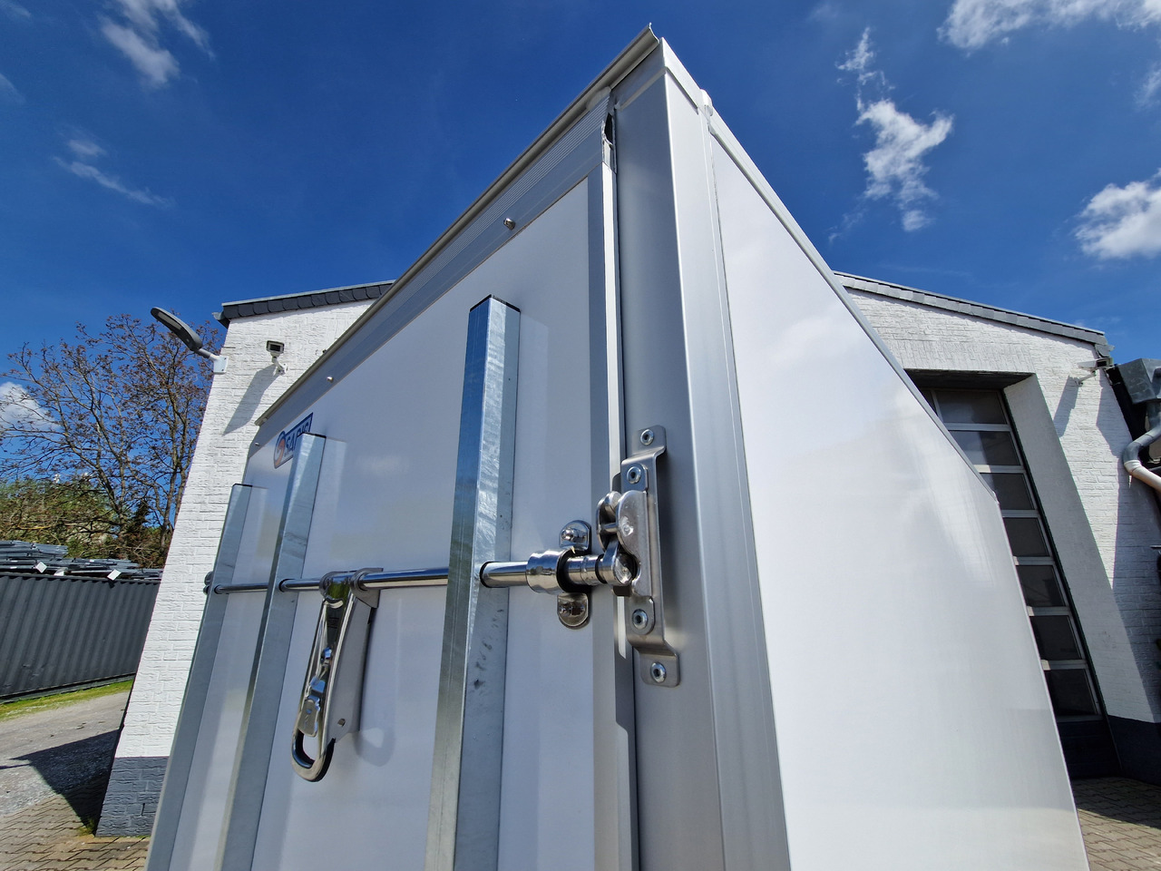 Saris Koffer GO 306 154 180 2700 2 306x154x180cm GFK weiß Auffahrklappe (M) 2700kg Modell 2025 - Caja cerrada remolque: foto 2 Saris Koffer GO 306 154 180 2700 2 306x154x180cm GFK weiß Auffahrklappe (M) 2700kg Modell 2025 - Caja cerrada remolque: foto 2