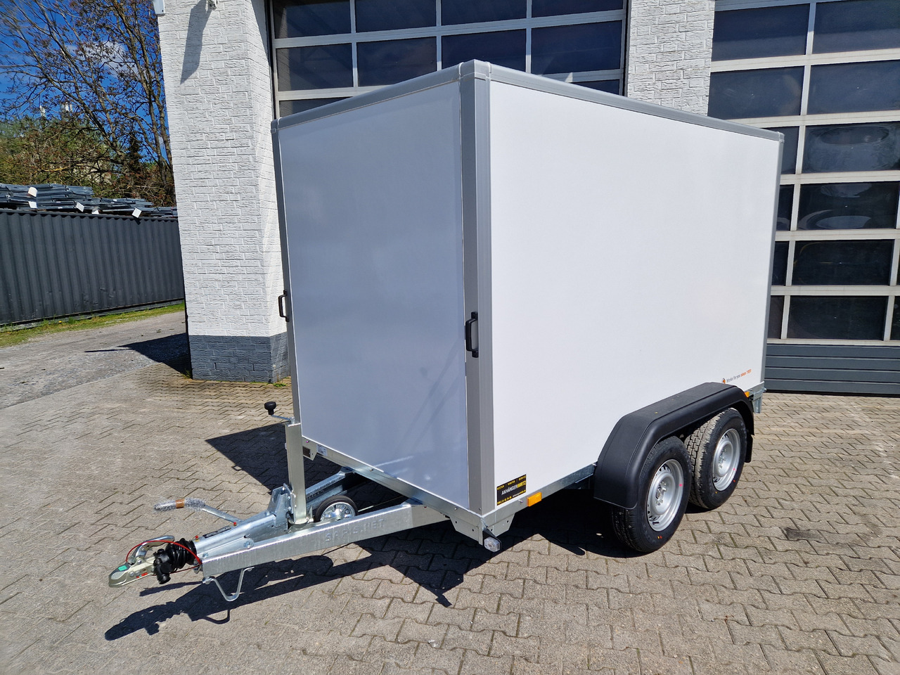 Saris Koffer GO 306 154 180 2700 2 306x154x180cm GFK weiß Auffahrklappe (M) 2700kg Modell 2025 - Caja cerrada remolque: foto 5 Saris Koffer GO 306 154 180 2700 2 306x154x180cm GFK weiß Auffahrklappe (M) 2700kg Modell 2025 - Caja cerrada remolque: foto 5