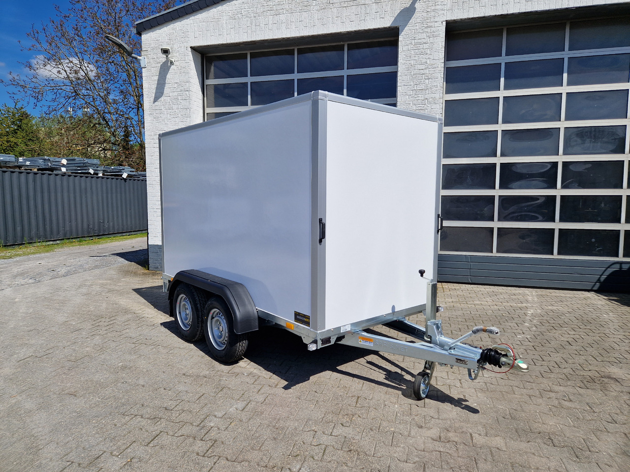 Saris Koffer GO 306 154 180 2700 2 306x154x180cm GFK weiß (M) 2700kg - Caja cerrada remolque: foto 2 Saris Koffer GO 306 154 180 2700 2 306x154x180cm GFK weiß (M) 2700kg - Caja cerrada remolque: foto 2