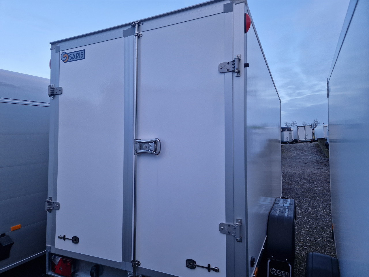 Saris Koffer GO 3506 169 180 2700 2 356x169x180cm weiss GFK (L) 2700kg Modell 2024 - Caja cerrada remolque: foto 2 Saris Koffer GO 3506 169 180 2700 2 356x169x180cm weiss GFK (L) 2700kg Modell 2024 - Caja cerrada remolque: foto 2