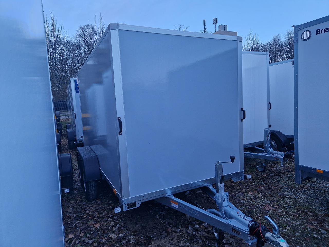 Saris Koffer GO 356 169 180 2700 2 356x169x180cm grau GFK Heckrampe (L) 2700kg - Caja cerrada remolque: foto 1 Saris Koffer GO 356 169 180 2700 2 356x169x180cm grau GFK Heckrampe (L) 2700kg - Caja cerrada remolque: foto 1