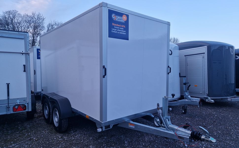 Saris Koffer GO 356 169 180 2700 2 356x169x180cm weiß GFK Heckrampe (L) 2700kg - Caja cerrada remolque: foto 1 Saris Koffer GO 356 169 180 2700 2 356x169x180cm weiß GFK Heckrampe (L) 2700kg - Caja cerrada remolque: foto 1