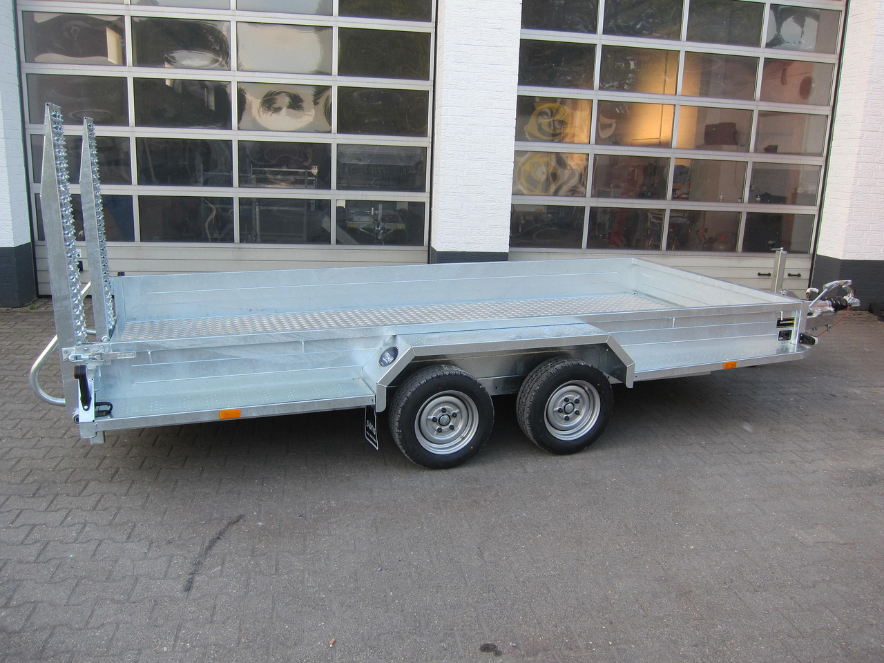 Saris Magnum MAXX 3500 406x182x30cm Rampen ForceOne Aluboden 3500kg Aktion - Remolque porta maquinaria: foto 3 Saris Magnum MAXX 3500 406x182x30cm Rampen ForceOne Aluboden 3500kg Aktion - Remolque porta maquinaria: foto 3