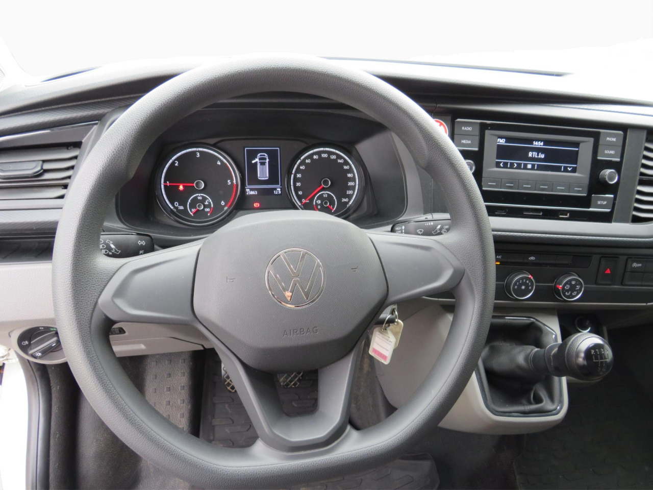 VOLKSWAGEN T6.1 Transporter 2.0 TDI Kasten Klima ZV - Furgoneta pequeña: foto 2 VOLKSWAGEN T6.1 Transporter 2.0 TDI Kasten Klima ZV - Furgoneta pequeña: foto 2