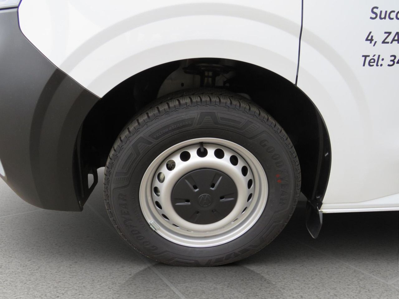 VOLKSWAGEN T7 Transporter Kasten KR 2.0 TDI 81 kW Klima ZV - Furgoneta pequeña: foto 2 VOLKSWAGEN T7 Transporter Kasten KR 2.0 TDI 81 kW Klima ZV - Furgoneta pequeña: foto 2