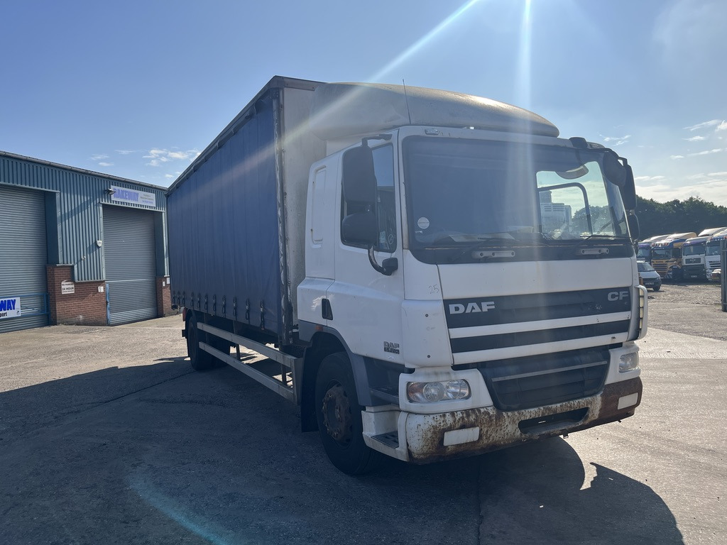 Daf 65CF 220 4x2 Curtain side - Camión lona: foto 2 Daf 65CF 220 4x2 Curtain side - Camión lona: foto 2