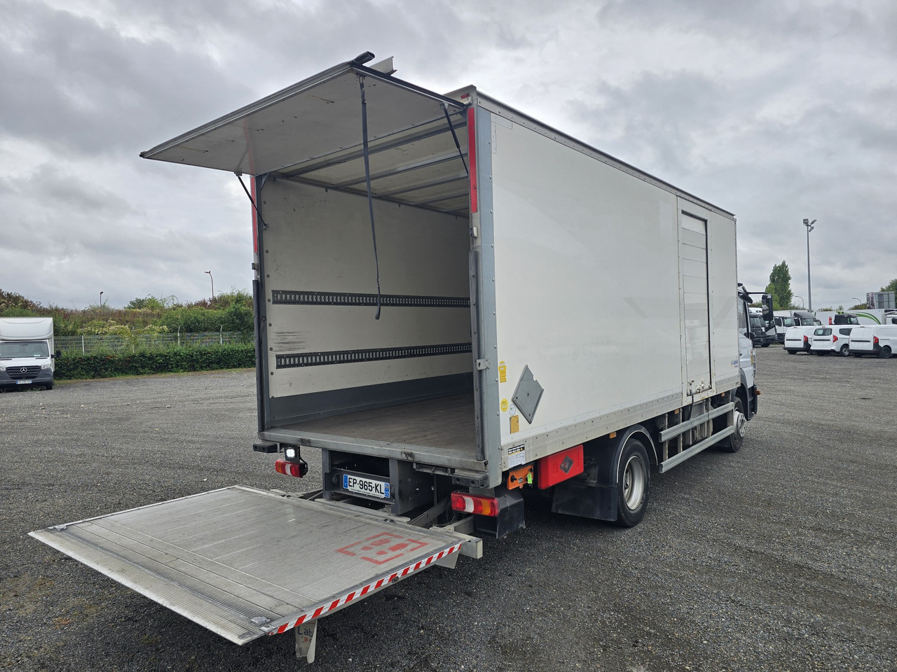MERCEDES-BENZ Atego 1218 - Bo - LIFT - SIDE DOOR - ADR - Camión caja cerrada: foto 4 MERCEDES-BENZ Atego 1218 - Bo - LIFT - SIDE DOOR - ADR - Camión caja cerrada: foto 4