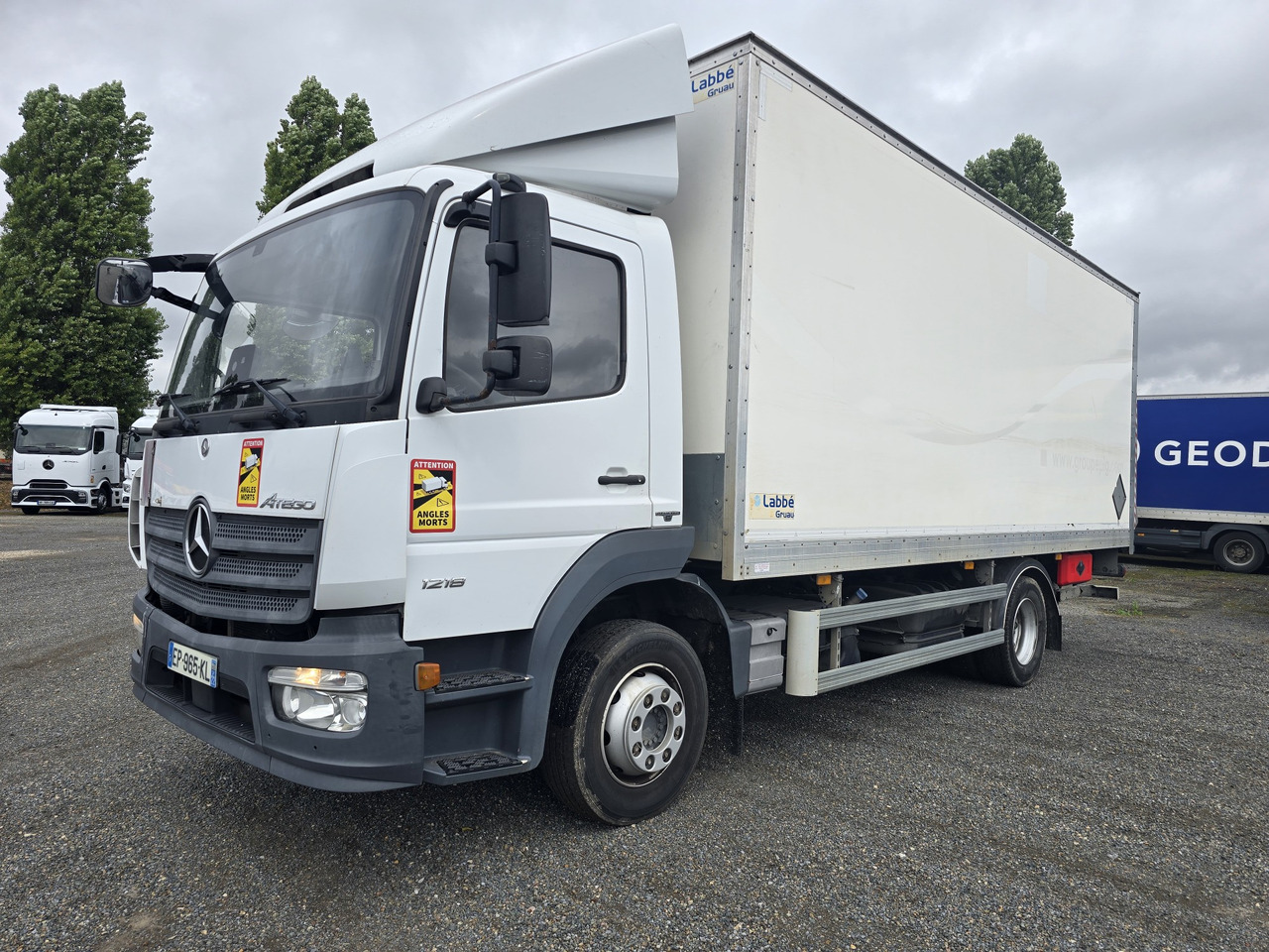 MERCEDES-BENZ Atego 1218 - Bo - LIFT - SIDE DOOR - ADR - Camión caja cerrada: foto 2 MERCEDES-BENZ Atego 1218 - Bo - LIFT - SIDE DOOR - ADR - Camión caja cerrada: foto 2