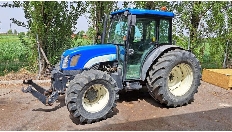 New Holland TN 95 D A - Tractor: foto 2 New Holland TN 95 D A - Tractor: foto 2