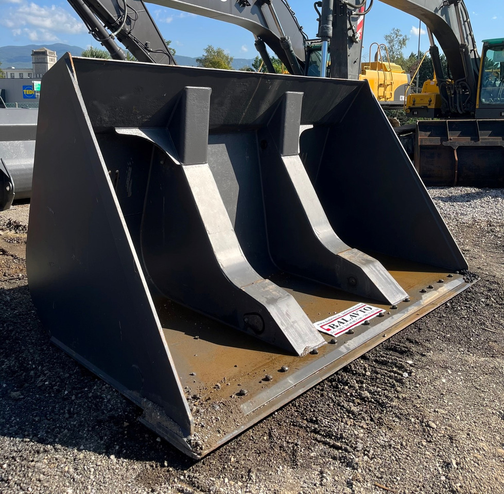 Loader bucket 3200 mm - Cazo cargador: foto 3 Loader bucket 3200 mm - Cazo cargador: foto 3