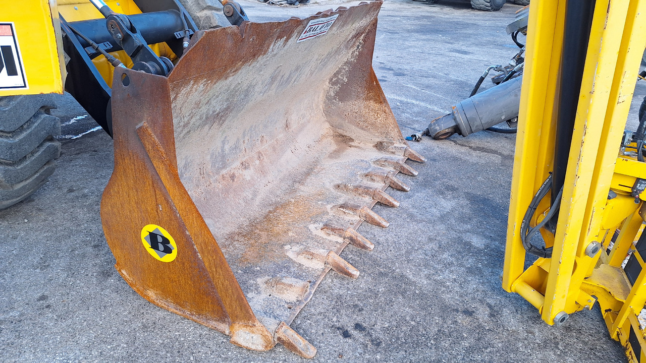 Loader bucket BOE 2400 mm for 12-15 ton wheel loaders - Cazo cargador para Maquinaria de construcción: foto 1 Loader bucket BOE 2400 mm for 12-15 ton wheel loaders - Cazo cargador para Maquinaria de construcción: foto 1