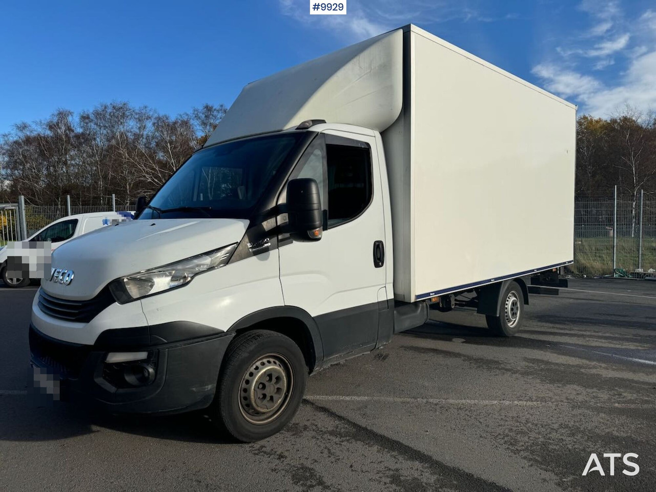 Box Truck Iveco Daily with Tail Lift - Furgoneta: foto 1 Box Truck Iveco Daily with Tail Lift - Furgoneta: foto 1