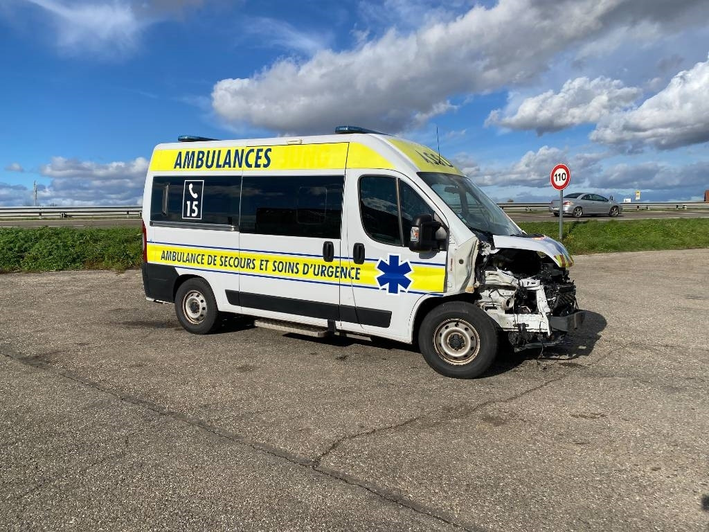 Fiat LES DAUPHINS/DUCATO TORINO 2.3M-Jet 160 endommagée - Ambulancia: foto 3 Fiat LES DAUPHINS/DUCATO TORINO 2.3M-Jet 160 endommagée - Ambulancia: foto 3