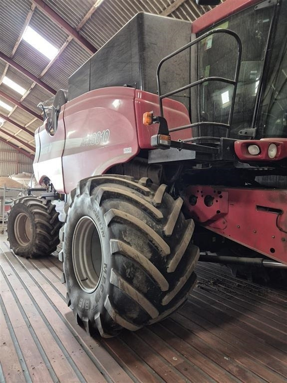 Case IH Axial-Flow 8010 MacDon skærebord - Cosechadora de granos: foto 1 Case IH Axial-Flow 8010 MacDon skærebord - Cosechadora de granos: foto 1