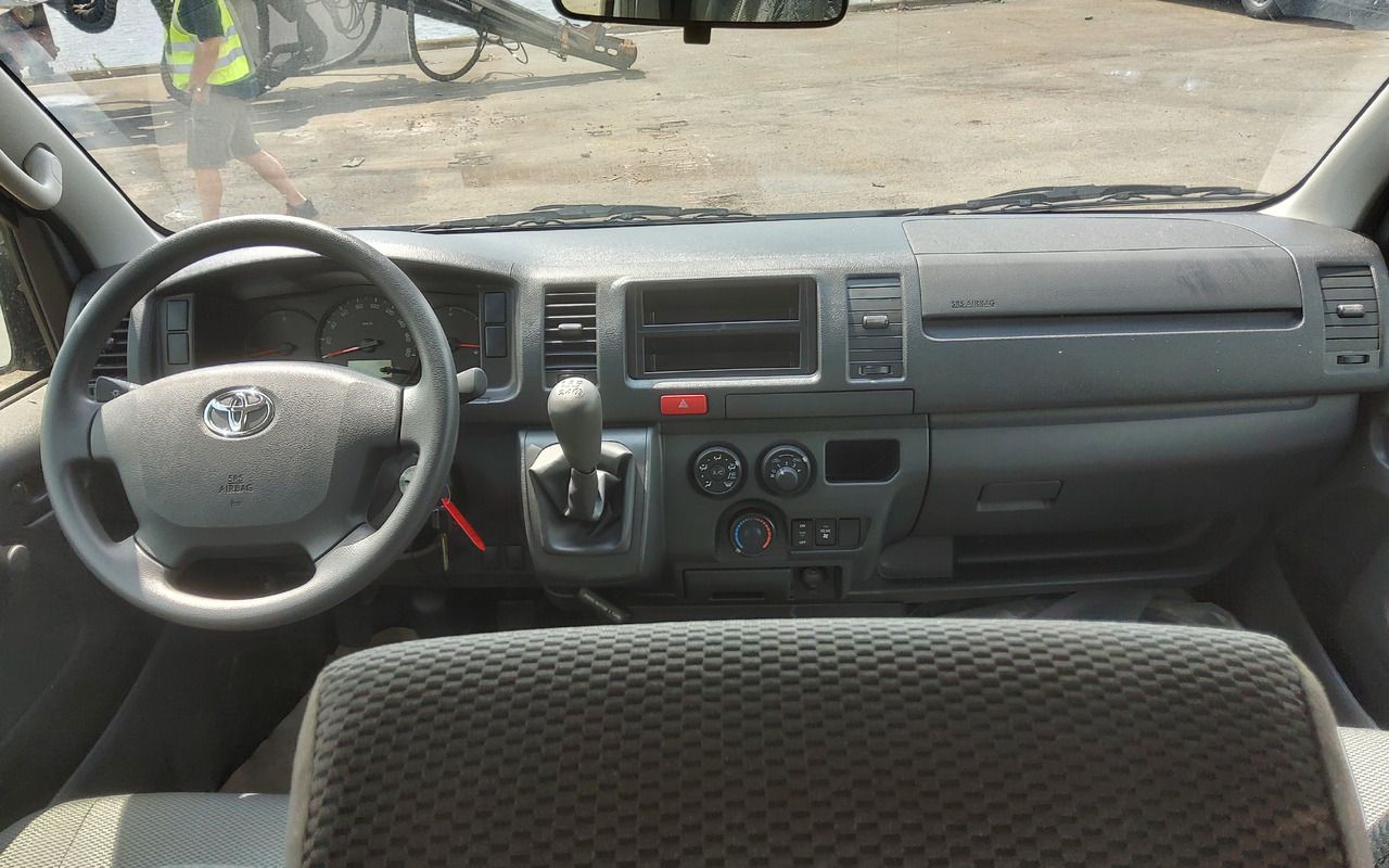 Foto del interior 1: Minibús, Furgoneta de pasajeros nuevo Toyota Hiace STANDARD ROOF 2.5L Diesel Manual Foto del interior 1: Minibús, Furgoneta de pasajeros nuevo Toyota Hiace STANDARD ROOF 2.5L Diesel Manual