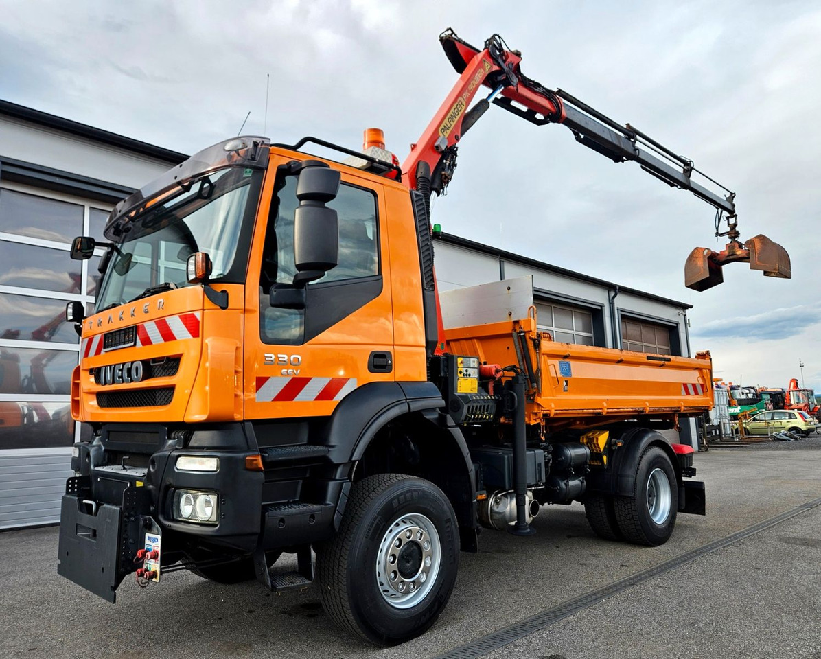 Iveco Trakker 190T33 4x4 Euro5 Kran Palfinger Funk - Volquete camión, Camión grúa: foto 1 Iveco Trakker 190T33 4x4 Euro5 Kran Palfinger Funk - Volquete camión, Camión grúa: foto 1