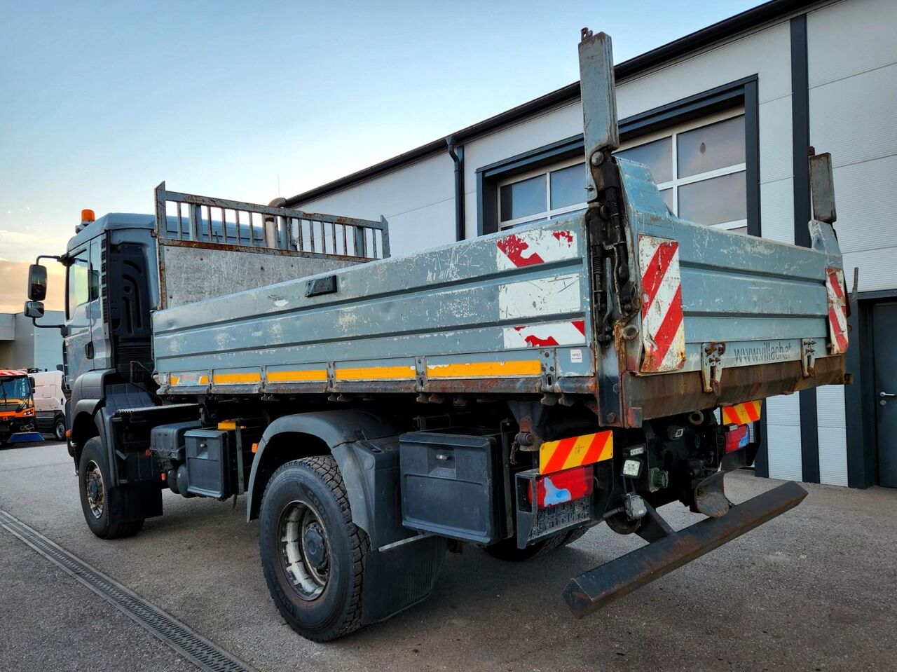 MAN TGA 18.360 4x4 Kipper Winterdienst TÜV - Volquete camión: foto 2 MAN TGA 18.360 4x4 Kipper Winterdienst TÜV - Volquete camión: foto 2