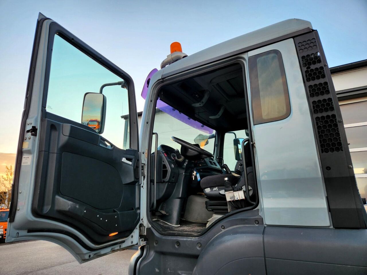 MAN TGA 18.360 4x4 Kipper Winterdienst TÜV - Volquete camión: foto 5 MAN TGA 18.360 4x4 Kipper Winterdienst TÜV - Volquete camión: foto 5