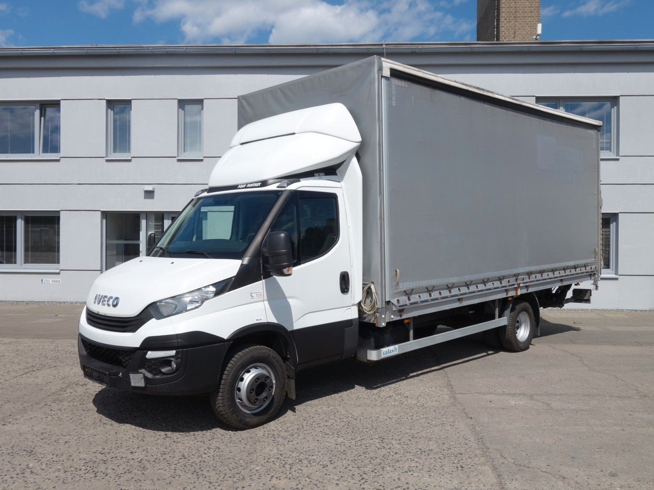 Iveco Daily 70C18 mit LBW - Furgoneta con caja de lona: foto 1 Iveco Daily 70C18 mit LBW - Furgoneta con caja de lona: foto 1