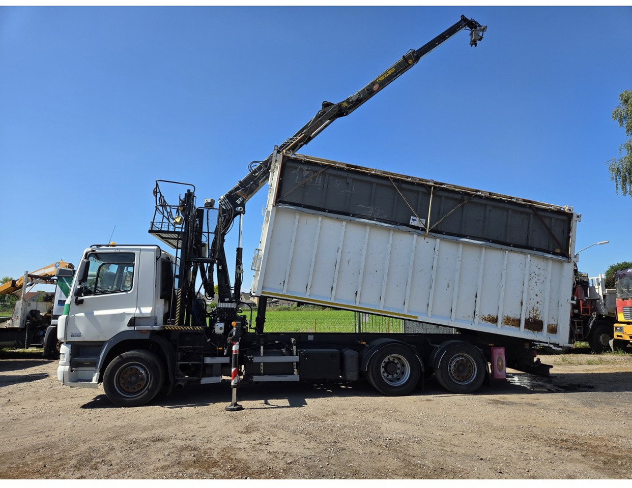 DAF CF85.410 6x2 steering axle lenk Tipper Crane HIAB J1320Z - Volquete camión, Camión grúa: foto 2 DAF CF85.410 6x2 steering axle lenk Tipper Crane HIAB J1320Z - Volquete camión, Camión grúa: foto 2