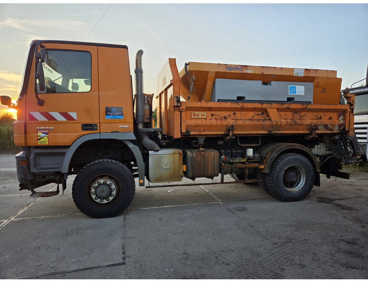 MERCEDES ACTROS 1836 4X4 TIPPER possible to buy with salt spreader - Volquete camión: foto 3 MERCEDES ACTROS 1836 4X4 TIPPER possible to buy with salt spreader - Volquete camión: foto 3