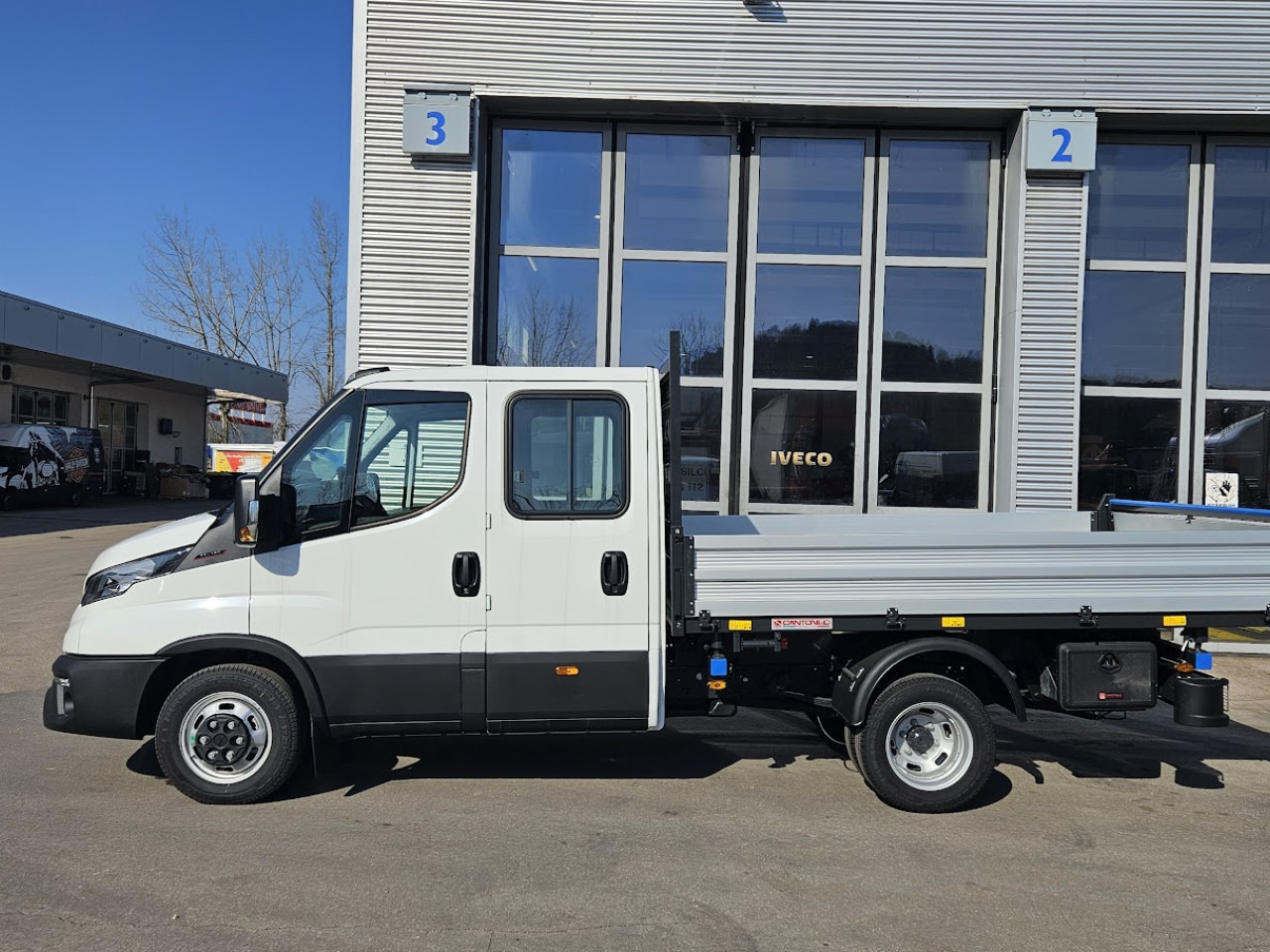 IVECO Daily 35C16H3.0 D - Volquete furgoneta, Furgoneta combi: foto 2 IVECO Daily 35C16H3.0 D - Volquete furgoneta, Furgoneta combi: foto 2