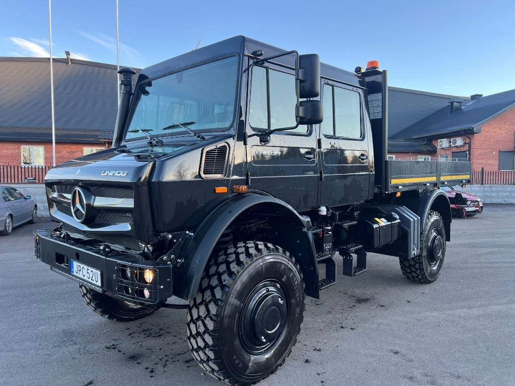 Camión caja abierta, Camión grúa Mercedes-Benz Unimog: foto 1