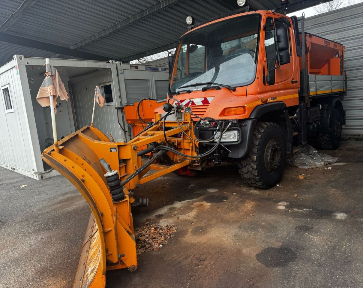 Unimog U400 4x4, Winterdienst, Schild+Streuer - Camión: foto 2 Unimog U400 4x4, Winterdienst, Schild+Streuer - Camión: foto 2