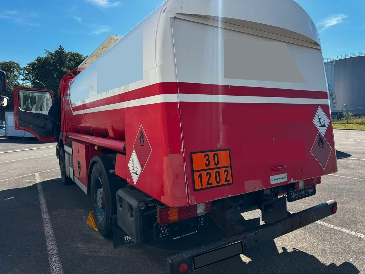 Mercedes-Benz Axor 1833, ADR, E4, 2 Kammern 1. 5000L 2. 7000L - Cisterna camión: foto 4 Mercedes-Benz Axor 1833, ADR, E4, 2 Kammern 1. 5000L 2. 7000L - Cisterna camión: foto 4