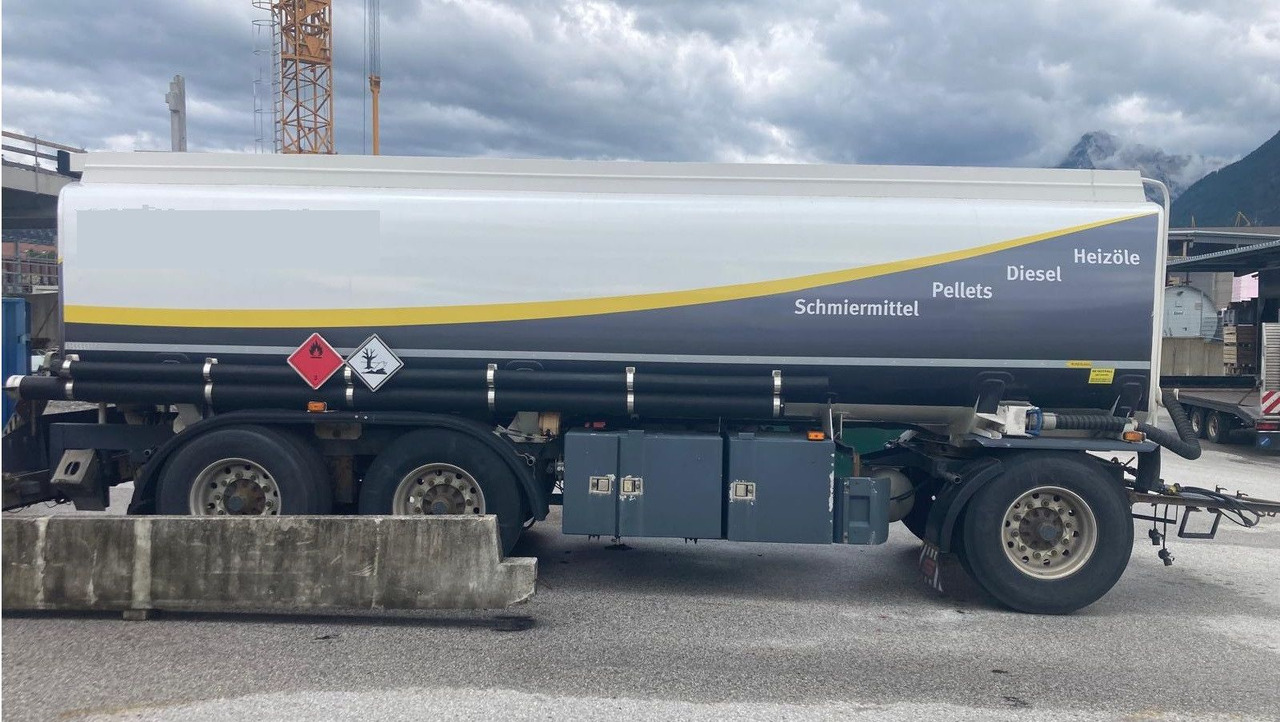 Schwarzmüller Schwingenschlögel, ADR, 3 Kammern, Fuel+Diesel - Cisterna remolque: foto 1 Schwarzmüller Schwingenschlögel, ADR, 3 Kammern, Fuel+Diesel - Cisterna remolque: foto 1