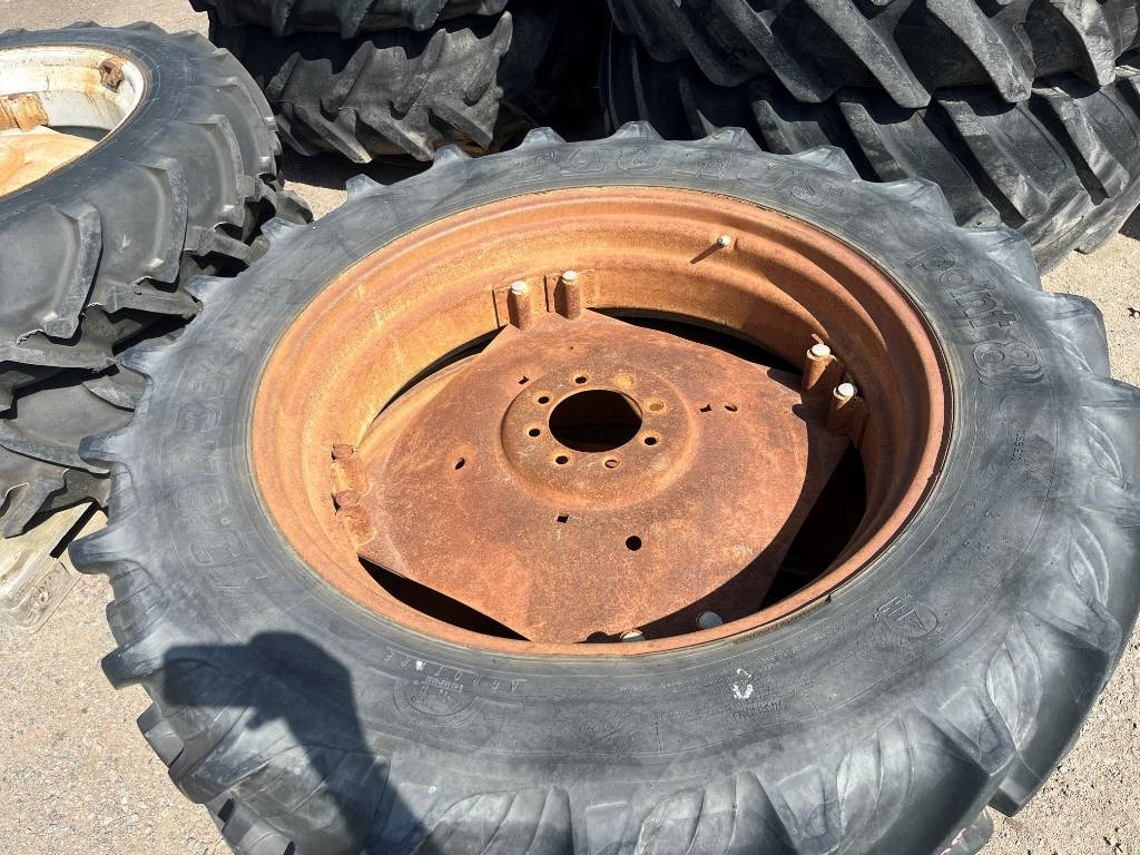 Taurus 13,6-R38 på fälg Case , MF , BM , IH  - Neumático para Maquinaria agrícola: foto 2 Taurus 13,6-R38 på fälg Case , MF , BM , IH  - Neumático para Maquinaria agrícola: foto 2