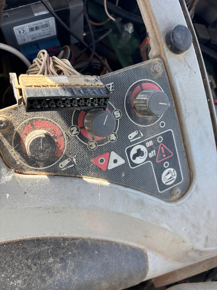 AGCO Massay Ferguson 8480 Przełączniki Przycisk Kabiny Kabinowe - Cabina e interior para Maquinaria agrícola: foto 1 AGCO Massay Ferguson 8480 Przełączniki Przycisk Kabiny Kabinowe - Cabina e interior para Maquinaria agrícola: foto 1