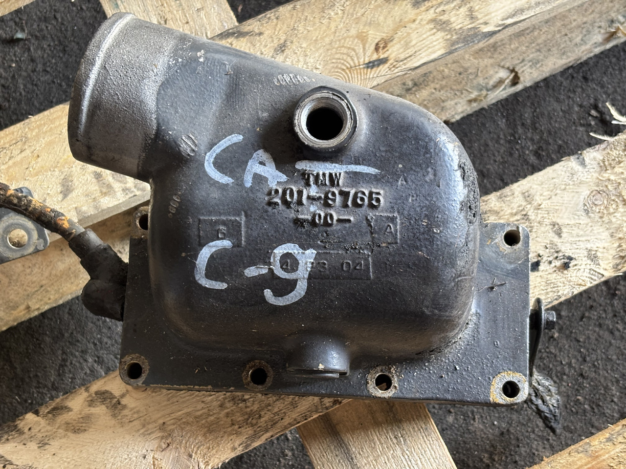 CAT Caterpillar C9 201-9765 Kolanko Wlotu Powietrza 2019765 - Tubo de admisión de aire para Maquinaria agrícola: foto 1 CAT Caterpillar C9 201-9765 Kolanko Wlotu Powietrza 2019765 - Tubo de admisión de aire para Maquinaria agrícola: foto 1