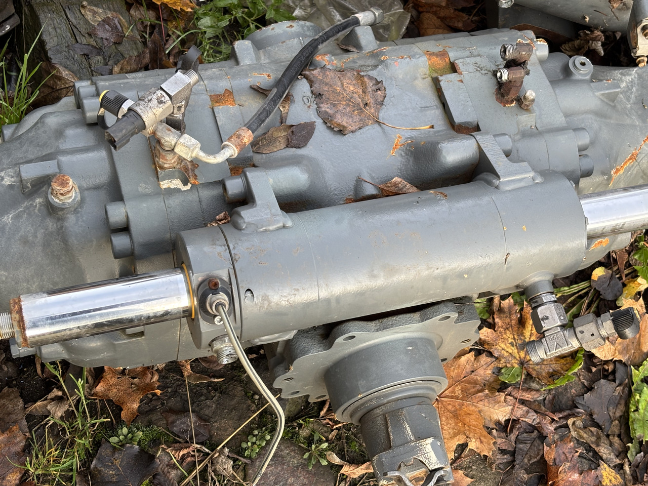 Claas Scorpion 635 Centralna Środkowa Obudowa Osi Przedniej 0019242110 00 1924 211 0 - Eje delantero para Tractor: foto 2 Claas Scorpion 635 Centralna Środkowa Obudowa Osi Przedniej 0019242110 00 1924 211 0 - Eje delantero para Tractor: foto 2