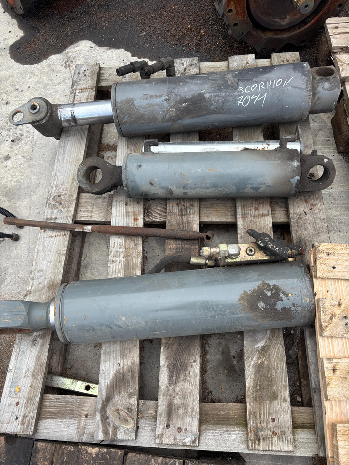 Claas Scorpion 7041 Siłowniki - Cilindro hidráulico para Maquinaria de construcción: foto 1 Claas Scorpion 7041 Siłowniki - Cilindro hidráulico para Maquinaria de construcción: foto 1