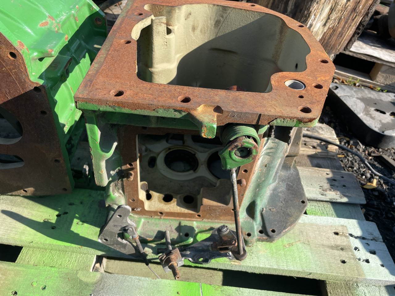 John Deere 6215 6415 6110J 6125J - obudowa skrzyni biegów L156261 - Caja de cambios y piezas para Tractor: foto 2 John Deere 6215 6415 6110J 6125J - obudowa skrzyni biegów L156261 - Caja de cambios y piezas para Tractor: foto 2