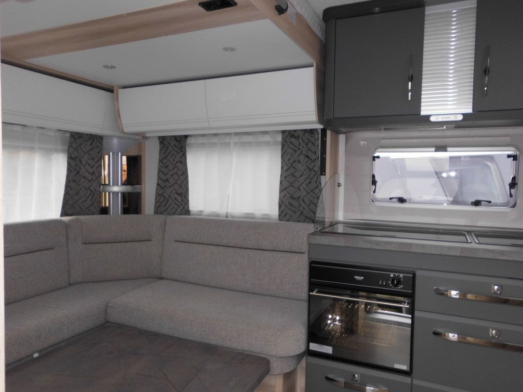 Hobby De Luxe 515 UHL 2000kg. Backofen, Dunsthaube + - Caravana: foto 5 Hobby De Luxe 515 UHL 2000kg. Backofen, Dunsthaube + - Caravana: foto 5