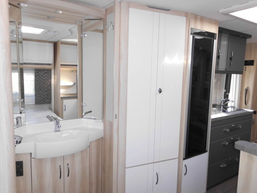 Caravana Hobby De Luxe 560 KMFe 2025 2000kg. Ambiente: foto 19