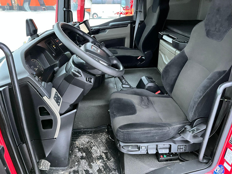 Foto del interior 1: Frigorífico camión MAN TGL 8.220 4x2 THERMOKING V-800MAX / BOX L=6135 mm Foto del interior 1: Frigorífico camión MAN TGL 8.220 4x2 THERMOKING V-800MAX / BOX L=6135 mm