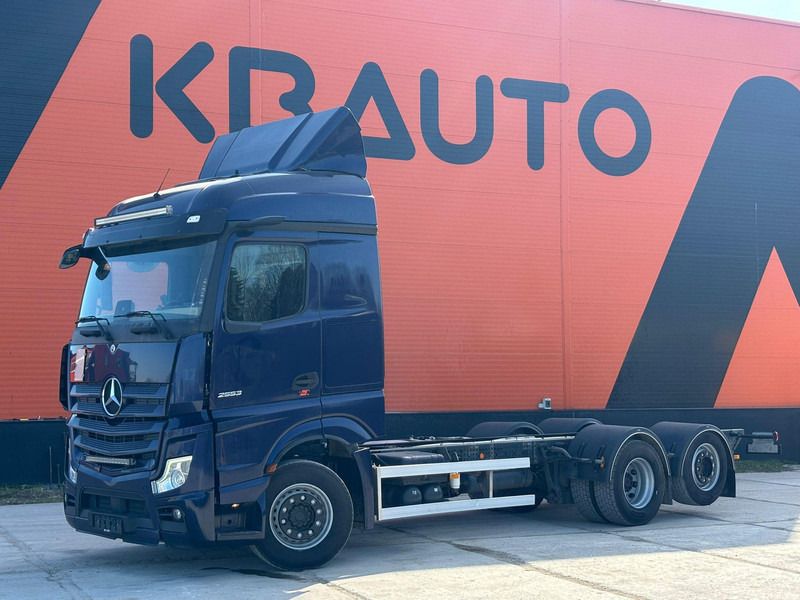 Mercedes-Benz Actros 2553 6x2*4 STREAM SPACE / CHASSIS L=7490 mm - Chasis camión: foto 1 Mercedes-Benz Actros 2553 6x2*4 STREAM SPACE / CHASSIS L=7490 mm - Chasis camión: foto 1