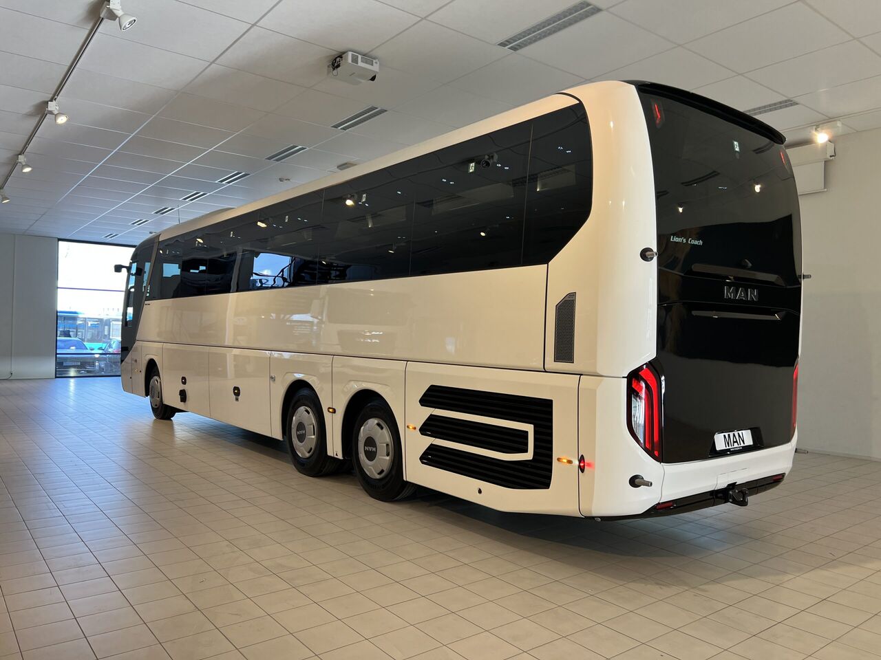 MAN Lions Coach R08 Euro 6E (Dark Edition) - Autocar: foto 5 MAN Lions Coach R08 Euro 6E (Dark Edition) - Autocar: foto 5