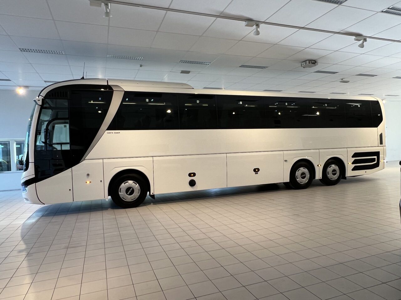 MAN Lions Coach R09 Euro 6E (Dark Edition) - Autocar: foto 4 MAN Lions Coach R09 Euro 6E (Dark Edition) - Autocar: foto 4