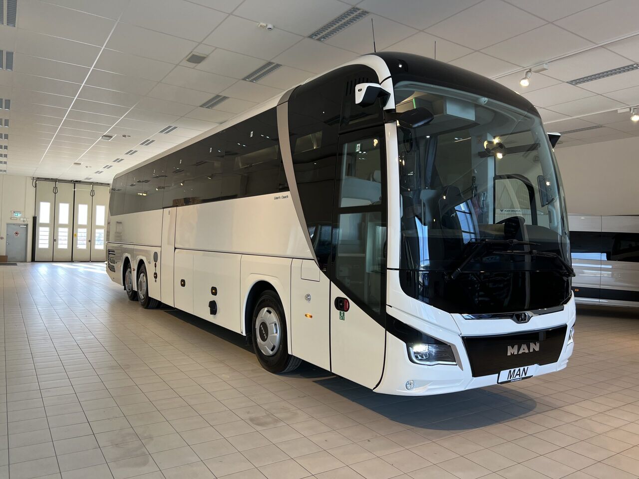 MAN Lions Coach R09 Euro 6E (Dark Edition) - Autocar: foto 1 MAN Lions Coach R09 Euro 6E (Dark Edition) - Autocar: foto 1