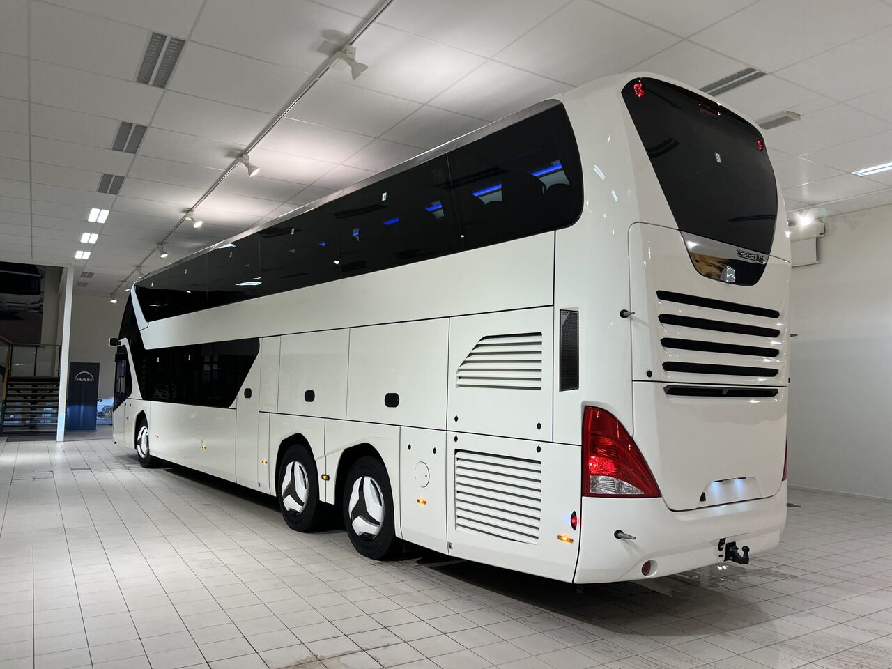 NEOPLAN SKYLINER P06 Euro 6E V.I.P / Exclusive Class (Dark Edition) - Autocar: foto 4 NEOPLAN SKYLINER P06 Euro 6E V.I.P / Exclusive Class (Dark Edition) - Autocar: foto 4
