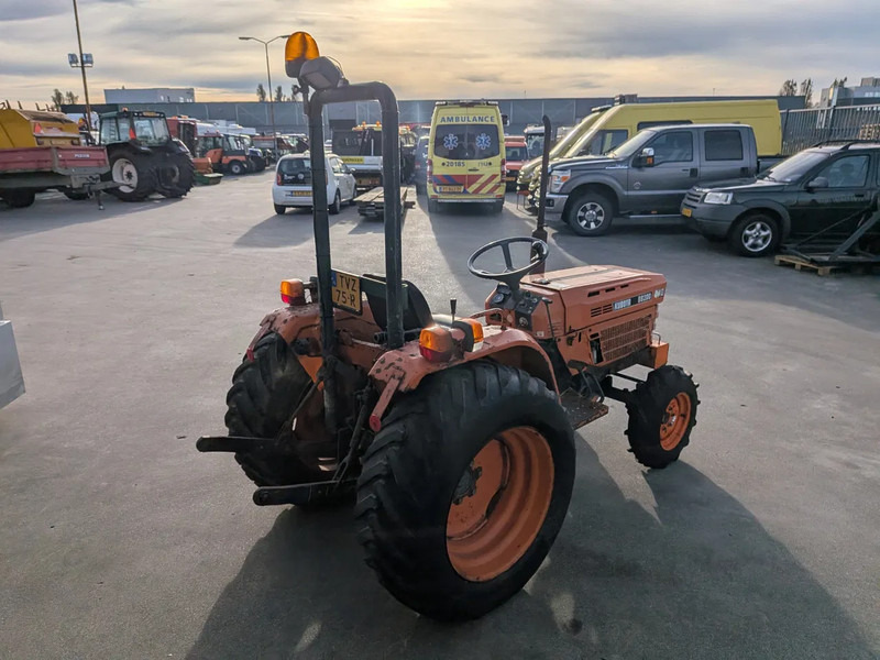 Kubota B8200 D8200 - Tractor: foto 5 Kubota B8200 D8200 - Tractor: foto 5