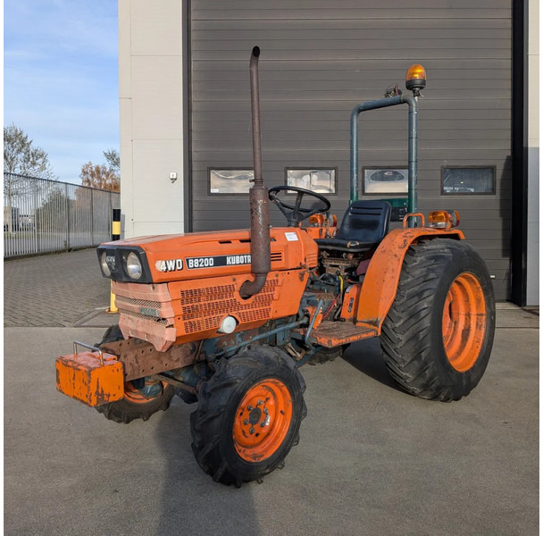 Kubota B8200 D8200 - Tractor: foto 1 Kubota B8200 D8200 - Tractor: foto 1