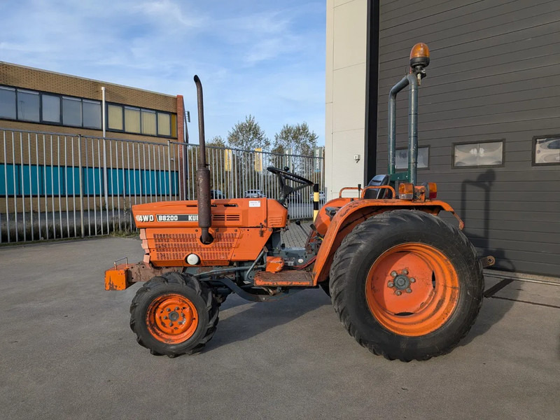 Kubota B8200 D8200 - Tractor: foto 2 Kubota B8200 D8200 - Tractor: foto 2